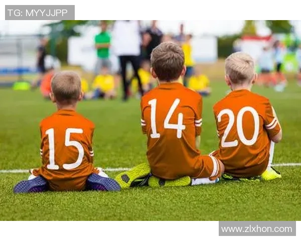 橙色头像下的足球明星男孩展现激情与梦想的完美结合 橙色头像下的足球明星男孩展现激情与梦想的完美结合